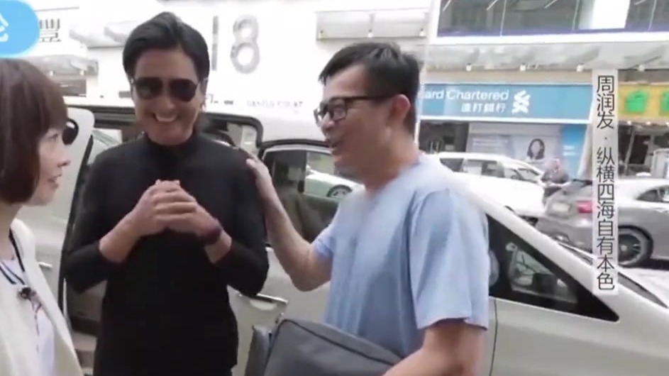 周润发在香港街头偶遇黄日华没想到影帝如此低调明星们巧遇