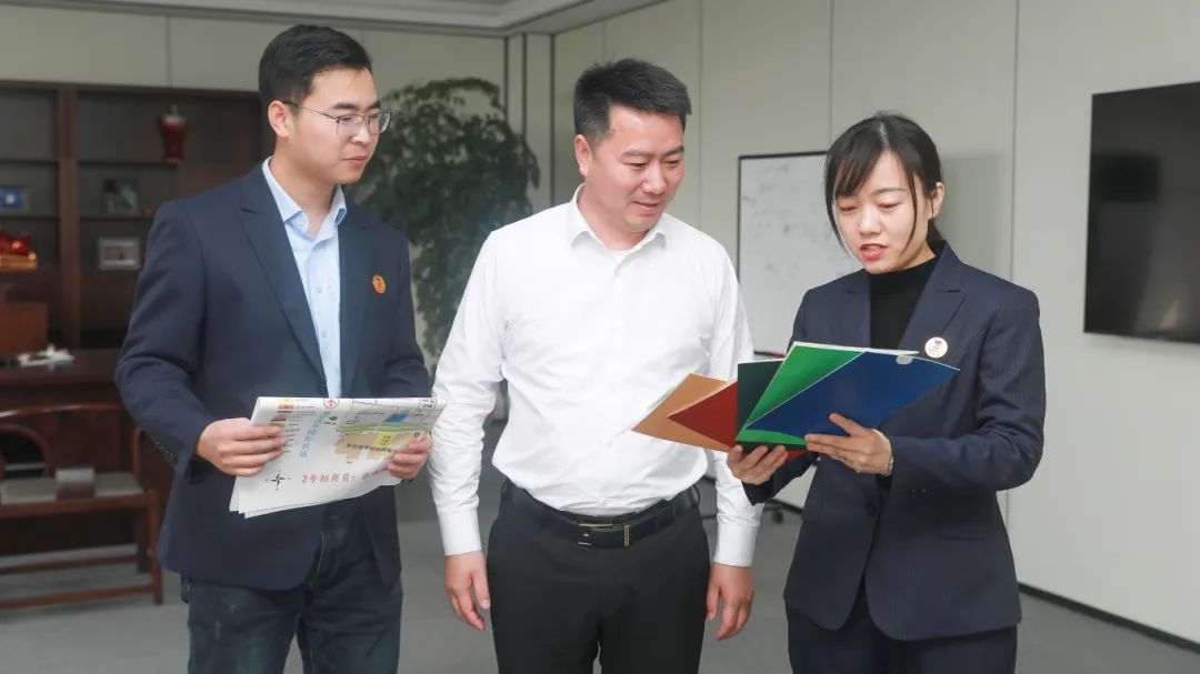 员拿着"五证""送货上门"时,江苏众力光伏有限公司董事长贾飞喜出望外