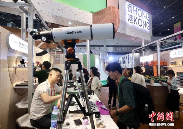 4月13日,以“共享开放机遇、共创美好生活”为主题的第四届中国国际消费品博览会在海南海口开幕,将持续至4月18日。本届消博会吸引来自71个国家和地区的4000多个品牌参展。图为观众在香港馆参观。<a target='_blank' href='/'>中新社</a>记者 易海菲 摄