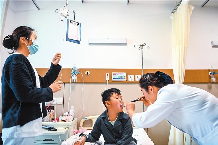 苏洁瑞（左）和许文娟在医院查房中