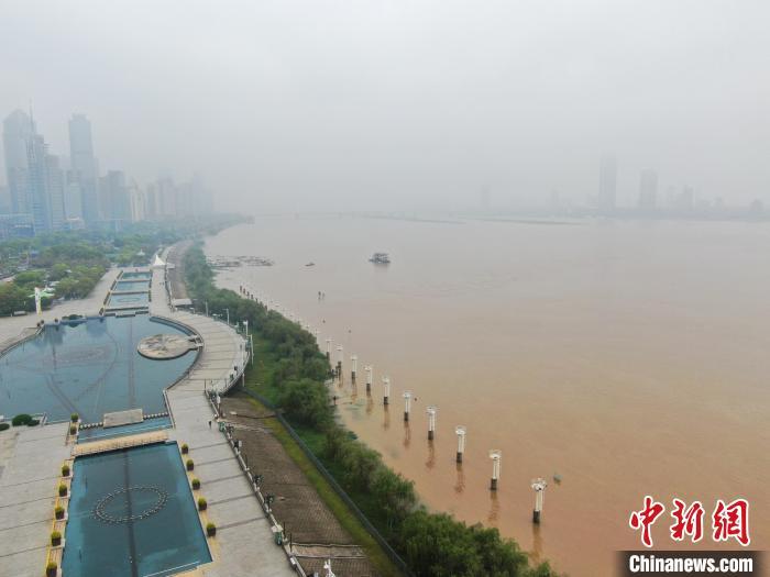 图为航拍赣江江西南昌段，只见水位上涨，江水浑浊，沿岸低洼地带已被淹没。刘力鑫 摄
