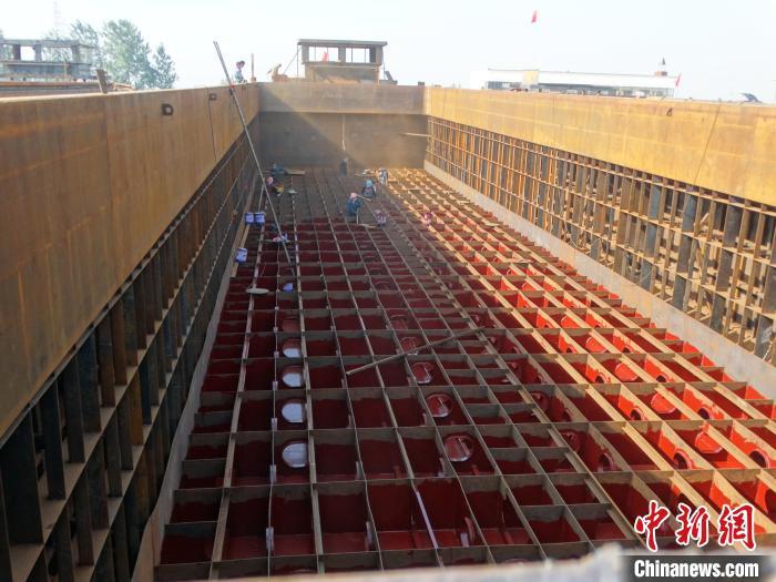 河南沈丘沙颍河畔造船忙