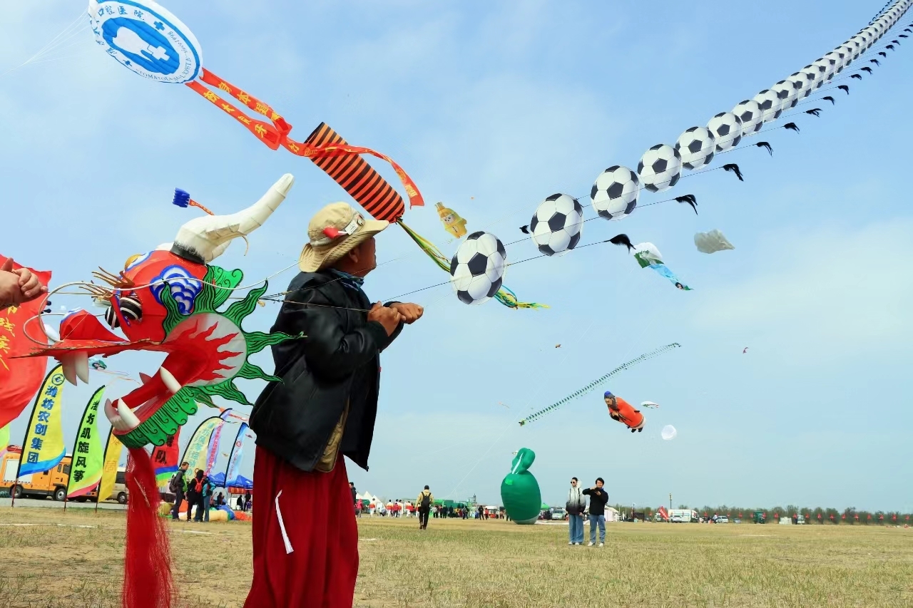 面朝大海 千只风筝争奇斗艳——2024潍坊风筝大赛在潍坊滨海开赛