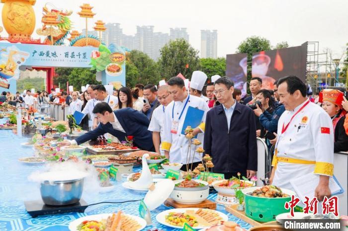 广西特色非遗美食争鲜斗宴百县千菜展魅力