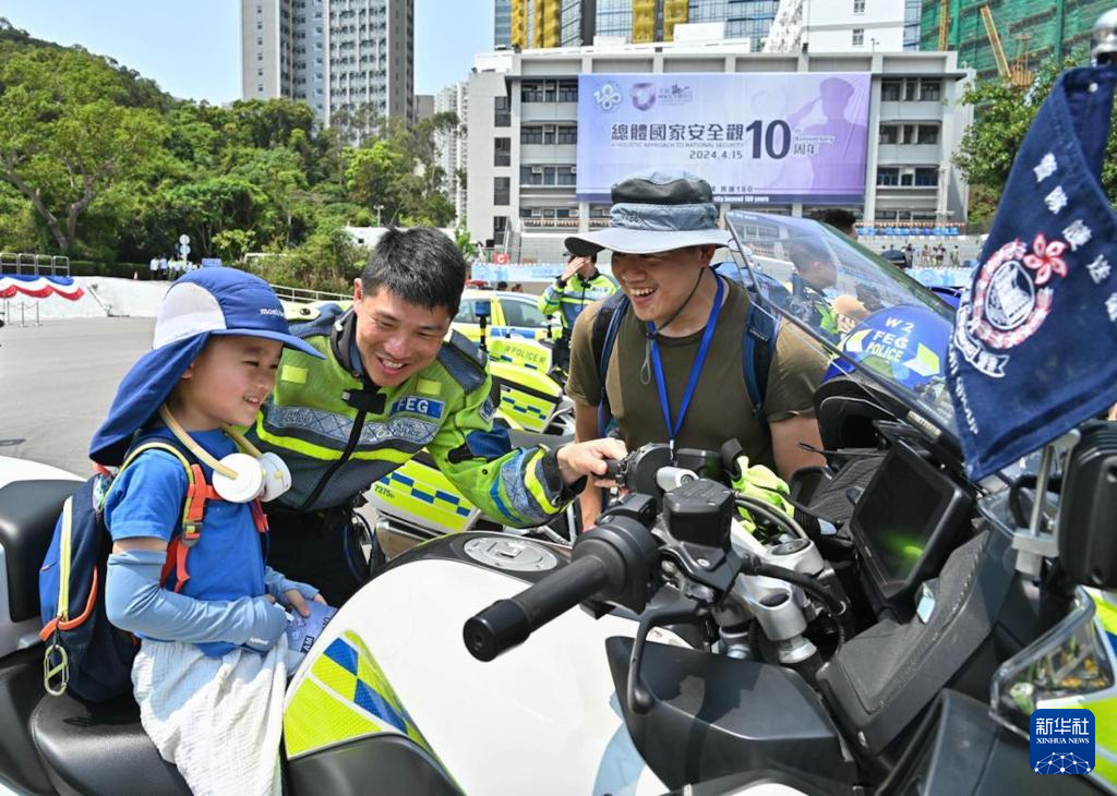 4月13日，在香港警察学院，警队护送组人员向市民介绍其工作。新华社发（香港特区政府新闻处供图）