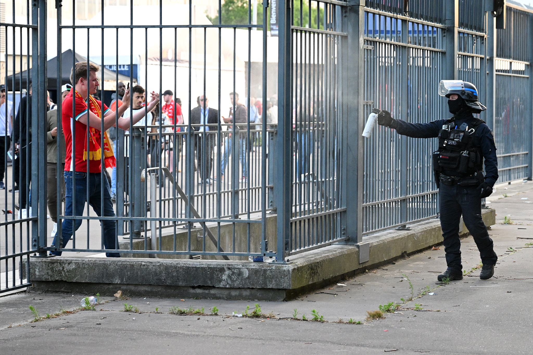 2022年欧冠决赛，法国警方向球迷使用催泪瓦斯。