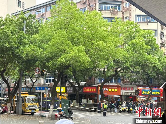 中新网记者在事故现场看到，事发地周围已采取交通管制。刘力鑫 摄