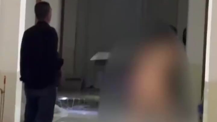 女子一丝不挂大闹男生宿舍，高校回应