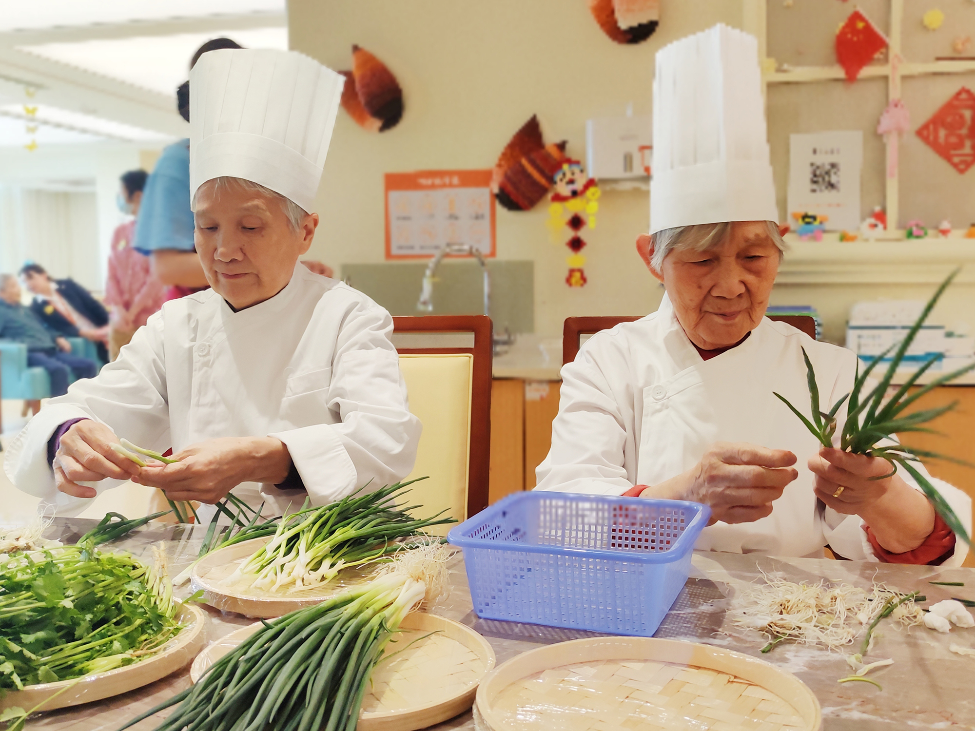 泰康之家·楚园护理公寓通过组织择菜等实际生活体验，帮助居民对抗认知障碍