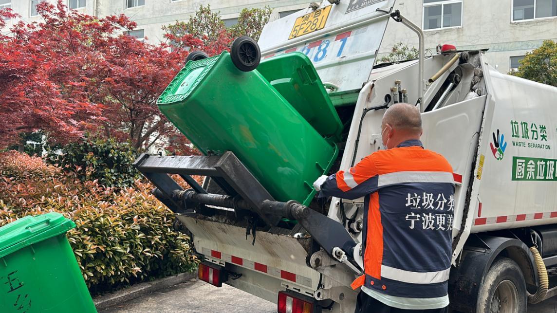 厨余垃圾车进校园收集厨余垃圾