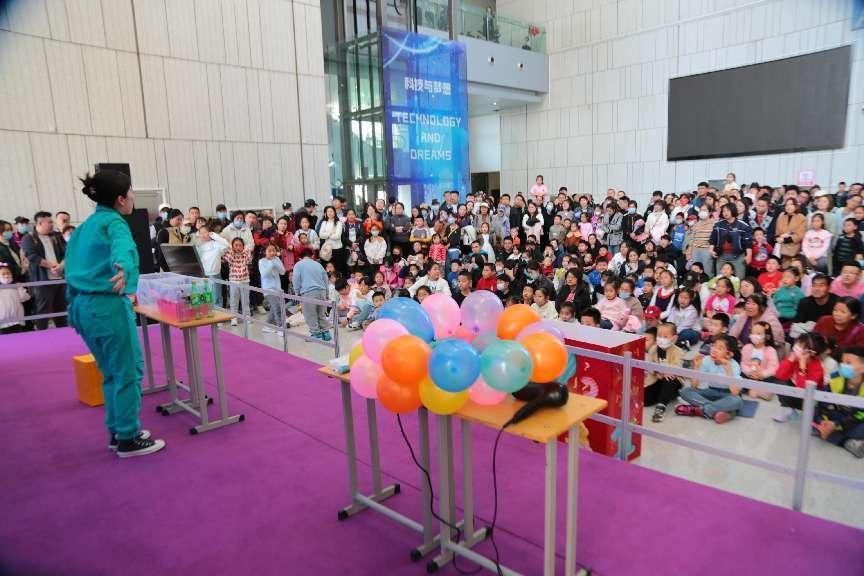参观者在吉林省科技馆体验科学小课堂。图片来源:受访者提供
