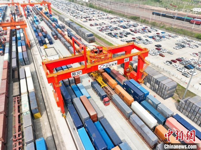 圃田车站集装箱货场。于洋 摄