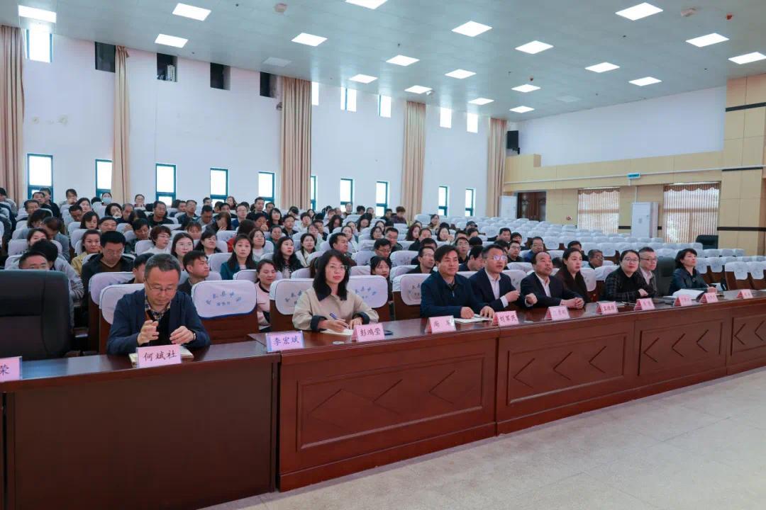曲江一中送教团队通过校园参观,交流座谈等方式深入了解长武县中学"