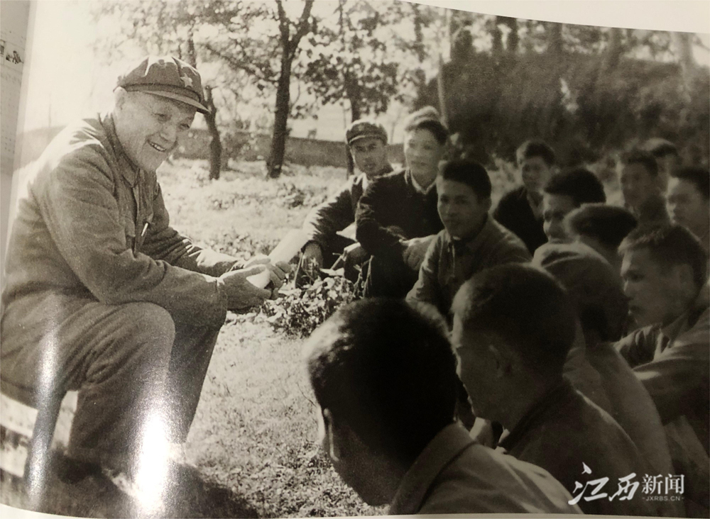 ▲1978年，张力雄将军（左一）在江西与基层群众亲切交流。｜林文金供图