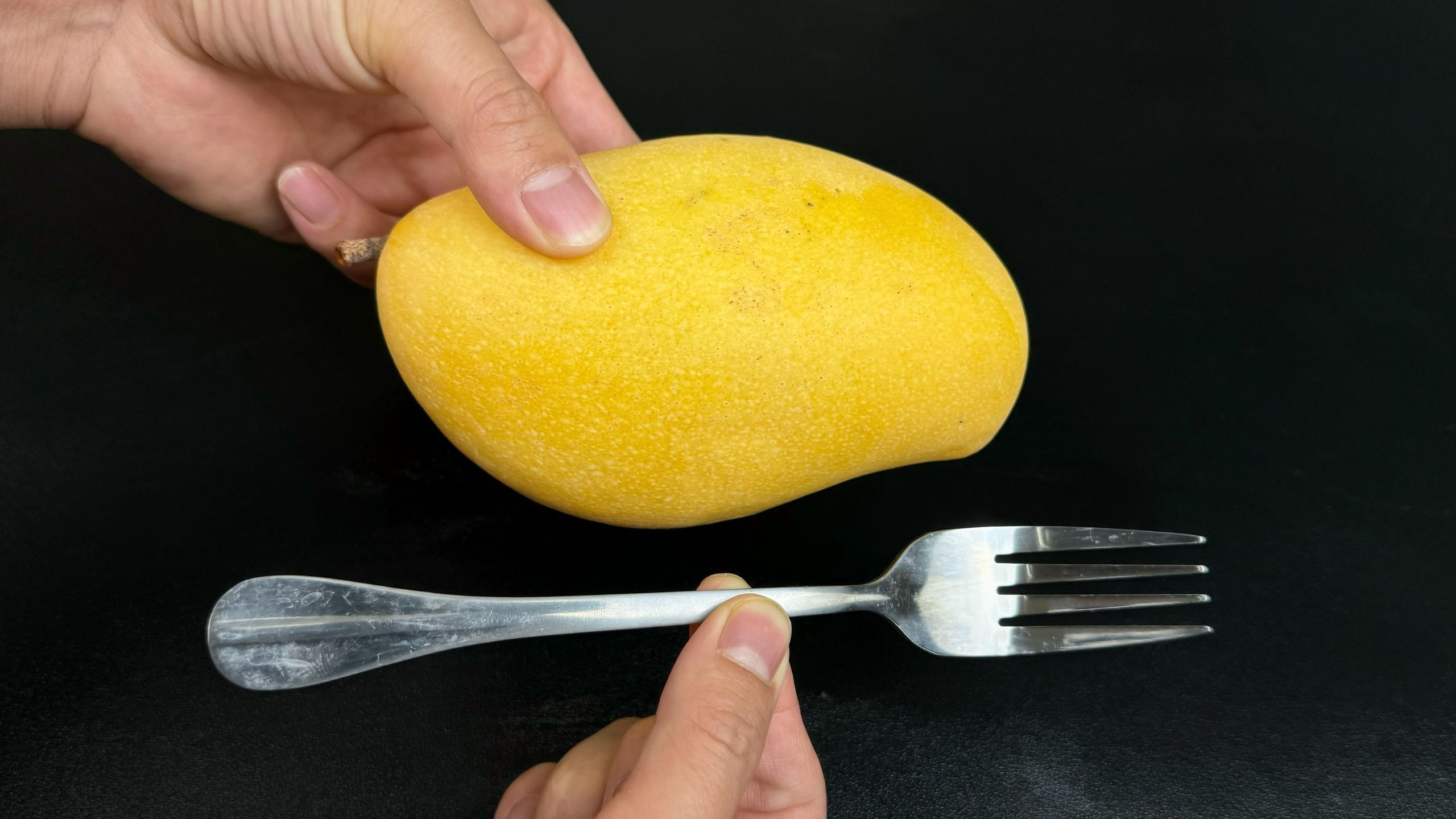 这样剥芒果皮这么简单,不脏手不流汁,真方便!_凤凰网视频_凤凰网