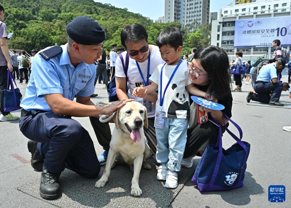 4月13日，在香港警察学院，警犬队人员向市民介绍其工作。新华社发（香港特区政府新闻处供图）