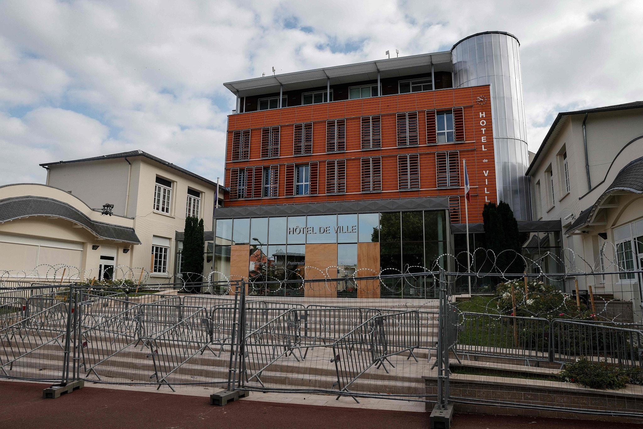 法国某市政厅为防止骚乱竖起铁丝网。