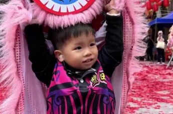 两岁小萌娃扮演小醒狮萌翻现场的“姨母姨父”