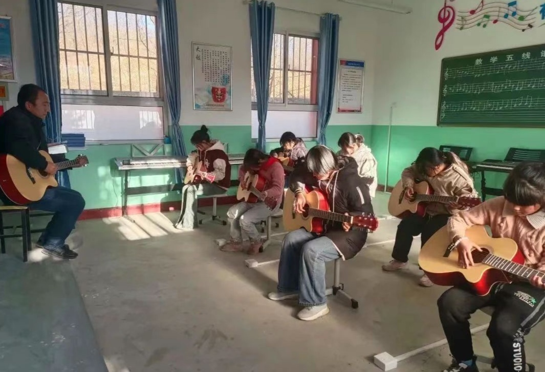 麻武学校的孩子们在学习吉他（崆峒区融媒体中心供图）