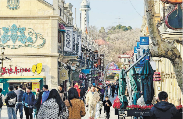 烟台百年老街朝阳街蝶变为时尚街区，引领消费新潮流。