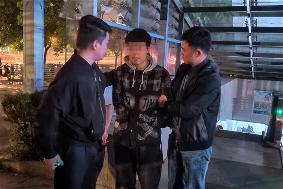 民警追踪至武昌火车站西广场抓获嫌疑人