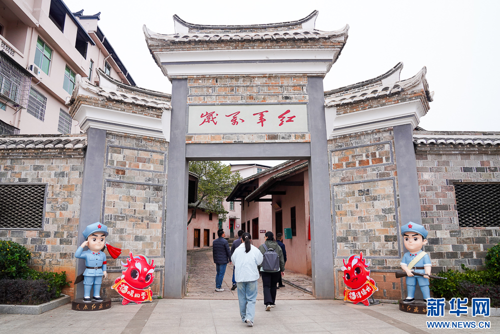 修葺一新的凤凰山村红军街门楼。新华网 肖和勇 摄