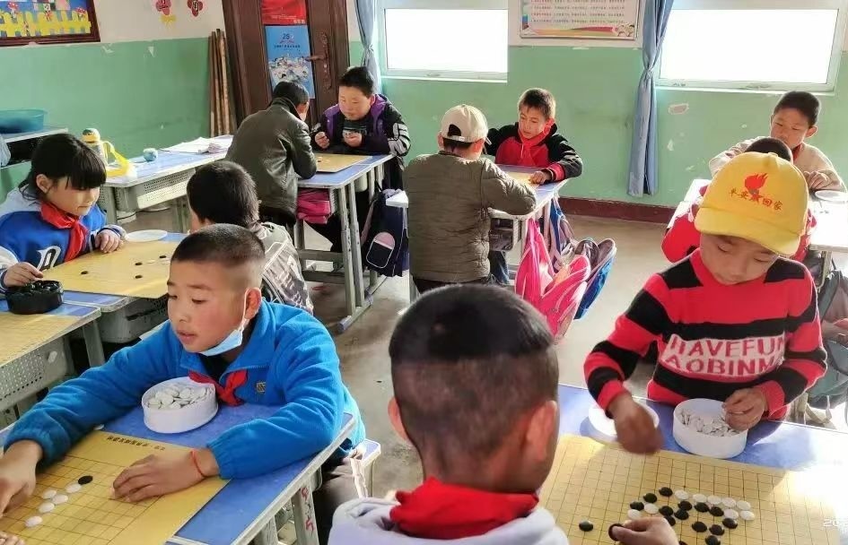 麻武学校的孩子们在学习围棋（崆峒区融媒体中心供图）