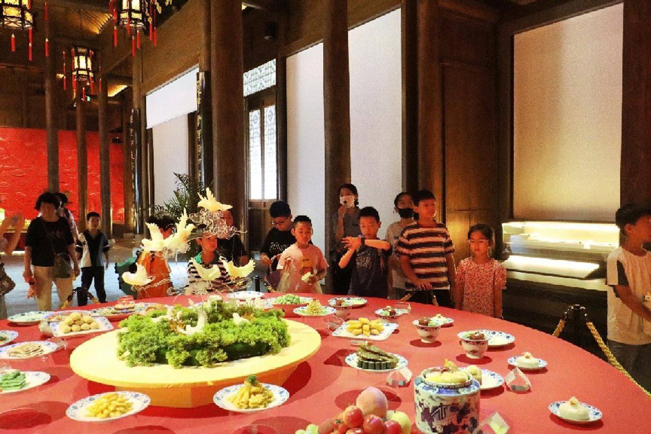 参观中国淮扬菜博物馆。 屠明娟 摄