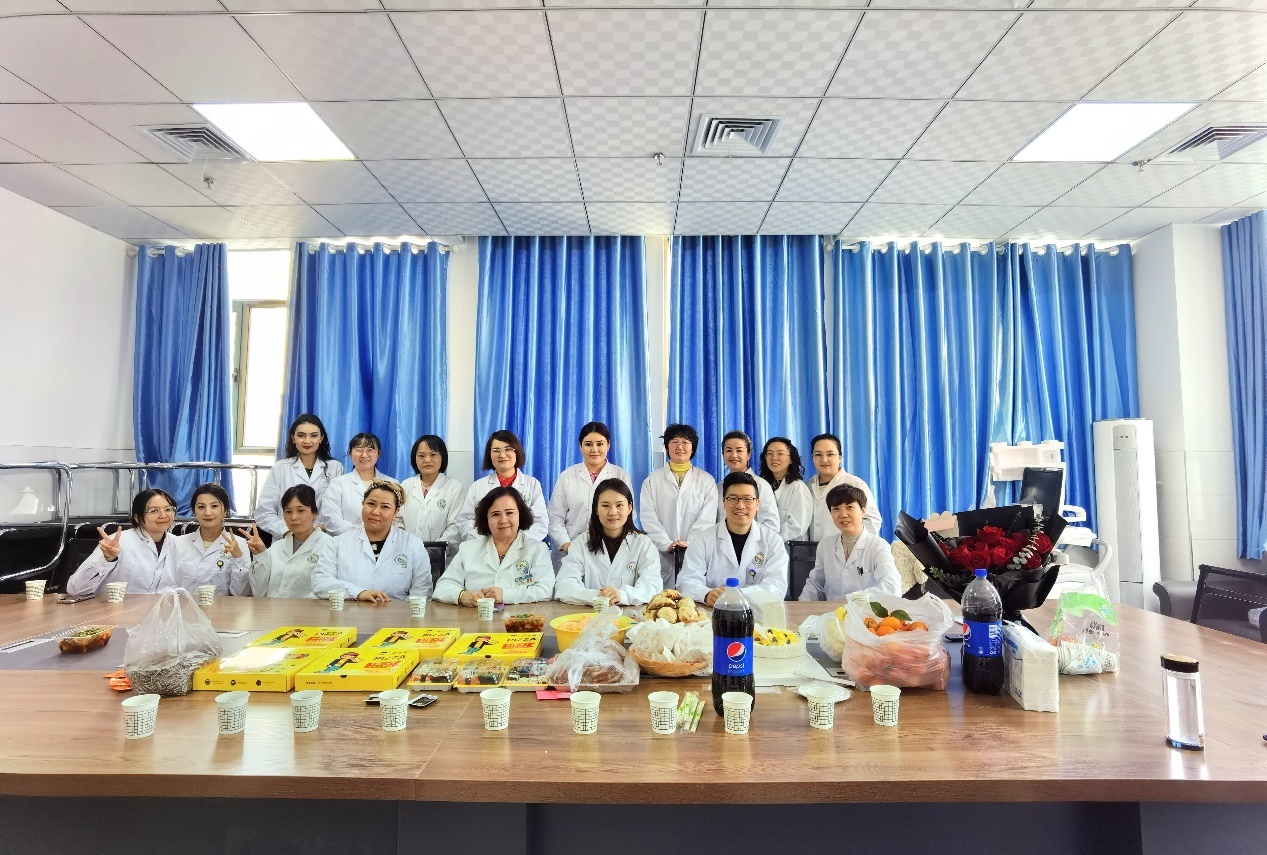 三八国际妇女节喀什市人民医院特检科合照留念