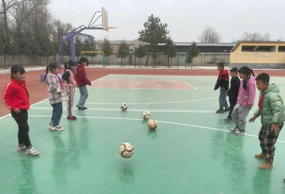 麻武学校足球社团的孩子们在踢足球（崆峒区融媒体中心供图）