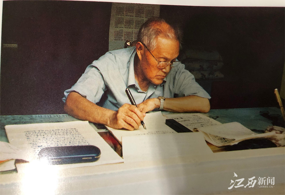 ▲1995年，张力雄将军在家中撰写回忆录。｜甘甜供图