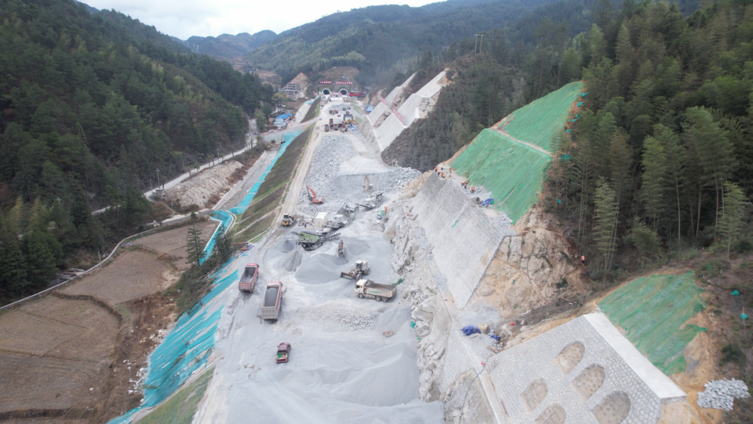 （城龙高速二标施工现场。）