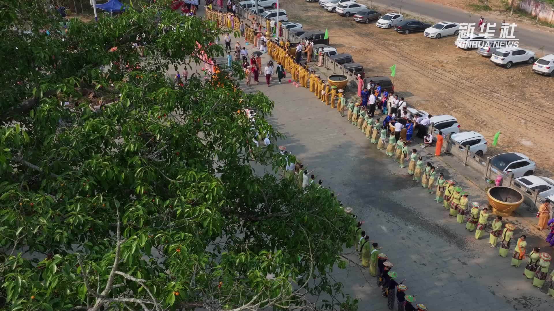 云南陇川：泼水“采花”忙