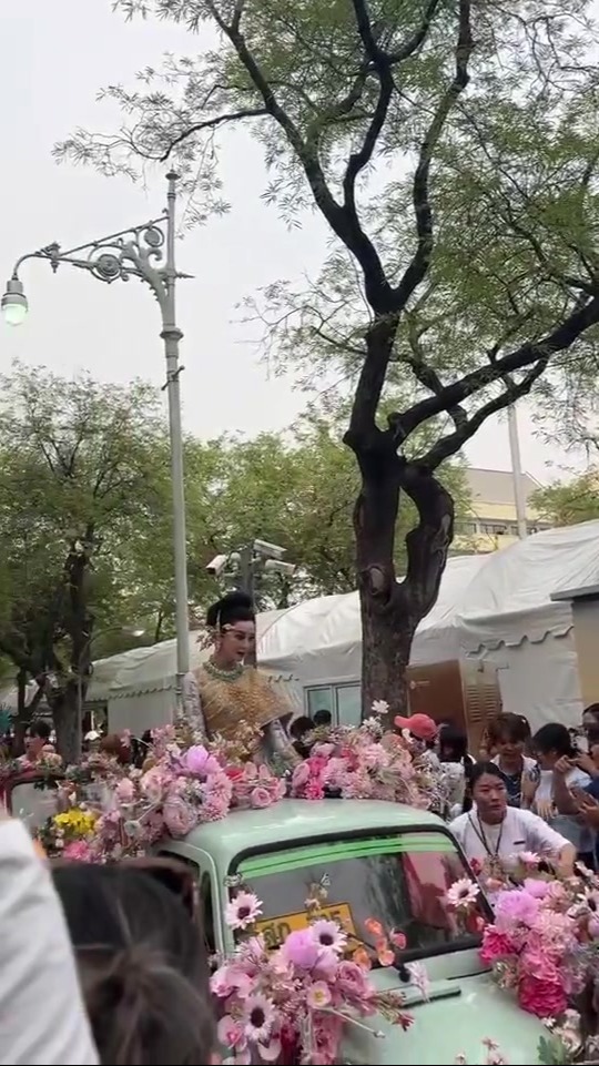 范冰冰泰国泼水节活动,坐花车游行现场粉丝聚集