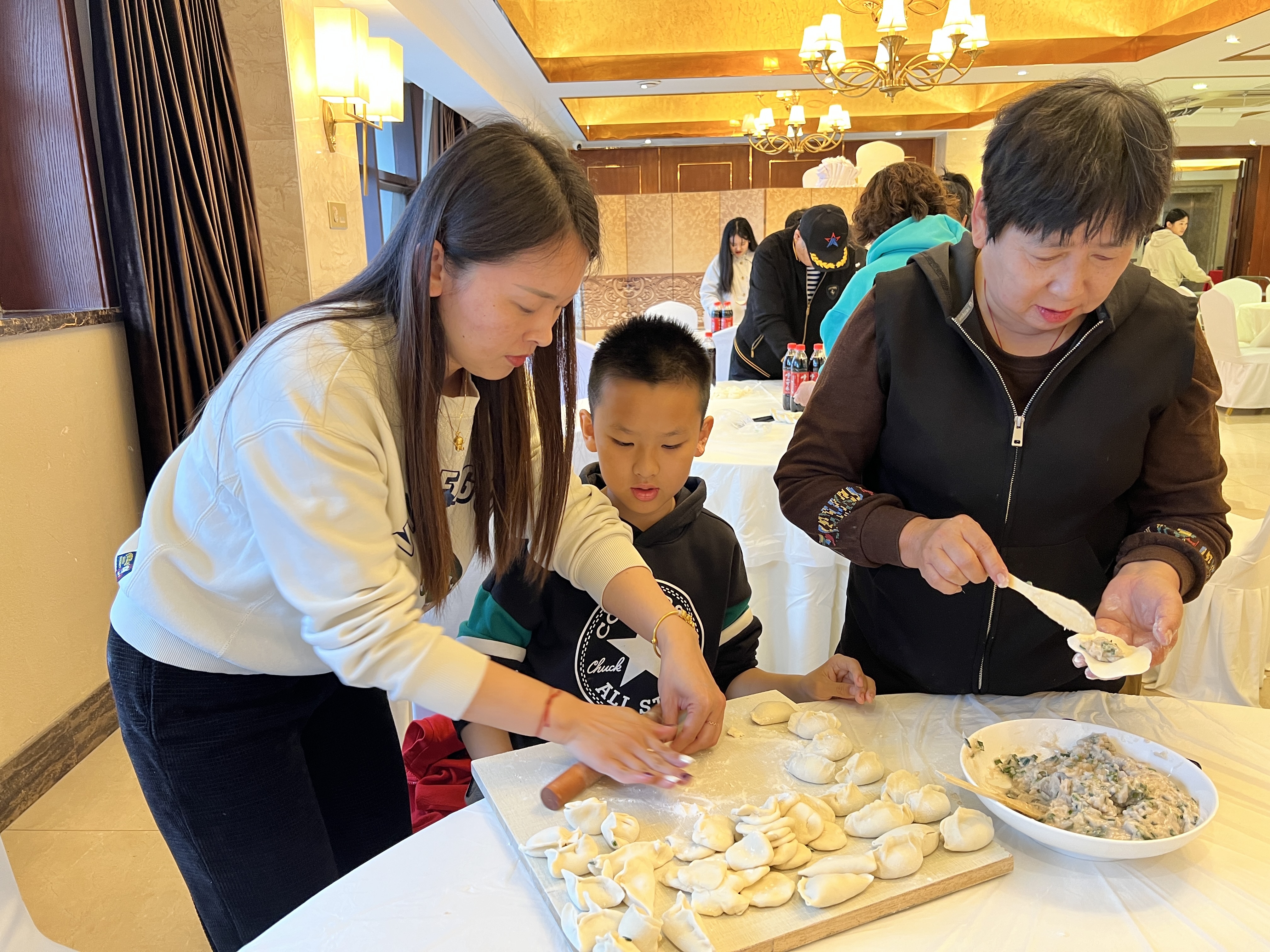 鲅鱼礼俗 传承孝道 第二十届沙子口鲅鱼节“食在好地方”特色活动——百人同包鲅鱼饺子活动欢乐举行