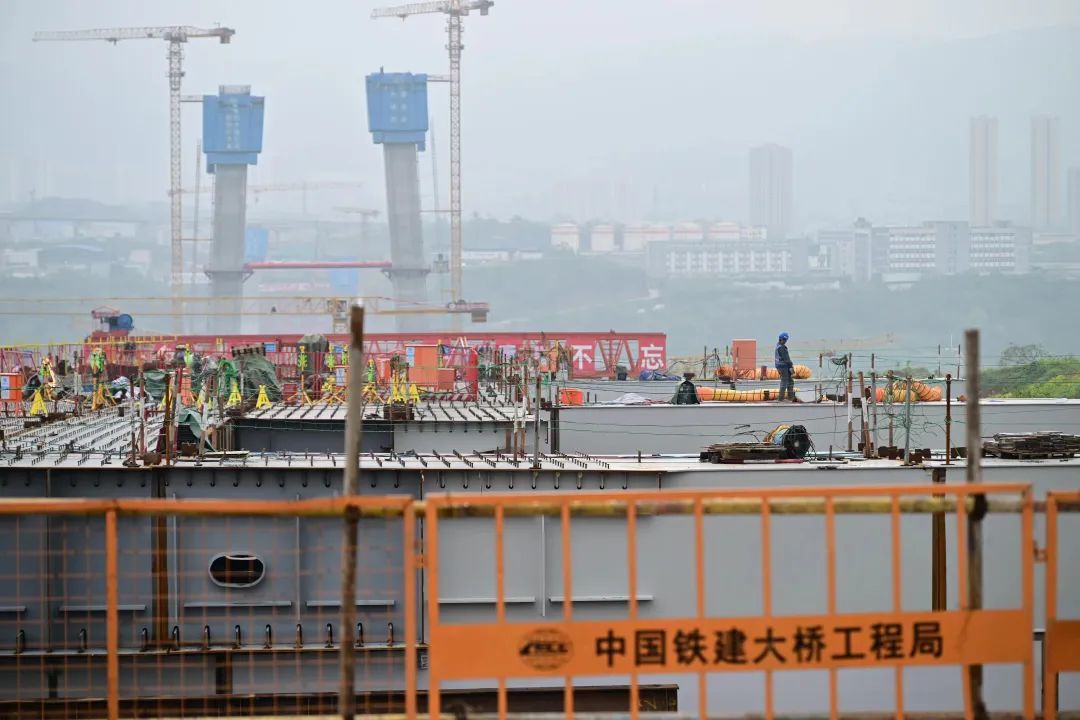 黄桷沱长江大桥全长1260m,为主跨765m的单跨悬吊双塔三跨连续钢桁梁