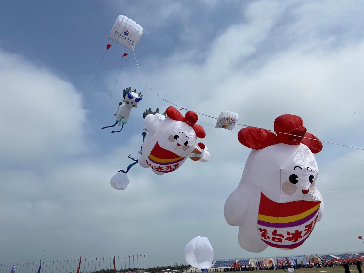 面朝大海 千只风筝争奇斗艳——2024潍坊风筝大赛在潍坊滨海开赛