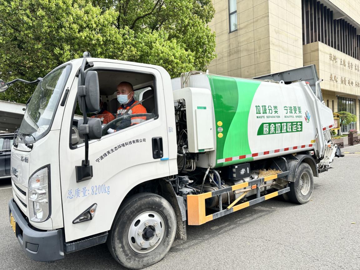 厨余垃圾车进校园收集厨余垃圾正在倾倒餐厨垃圾现场,装有餐厨垃圾的