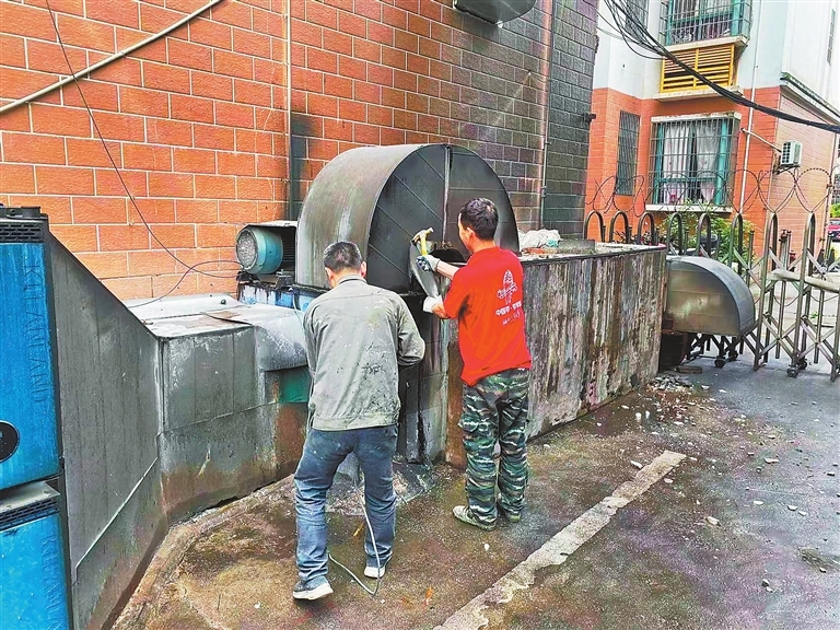 “绝味虾霸”餐馆停业整改，工人正在拆除堵塞消防通道的排烟装置。 江西日报全媒体记者 蔡颖辉摄