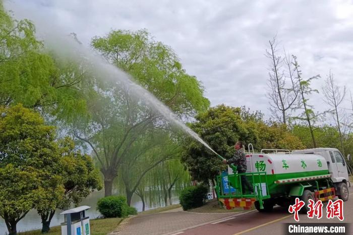 图为漯河市园林绿化养护中心运用高压喷水车防治飞絮。　王家乐 摄