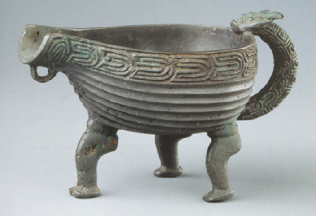 春秋时期盥洗用具铜匜，把手是一条可怜的龙。现藏中国国家博物馆