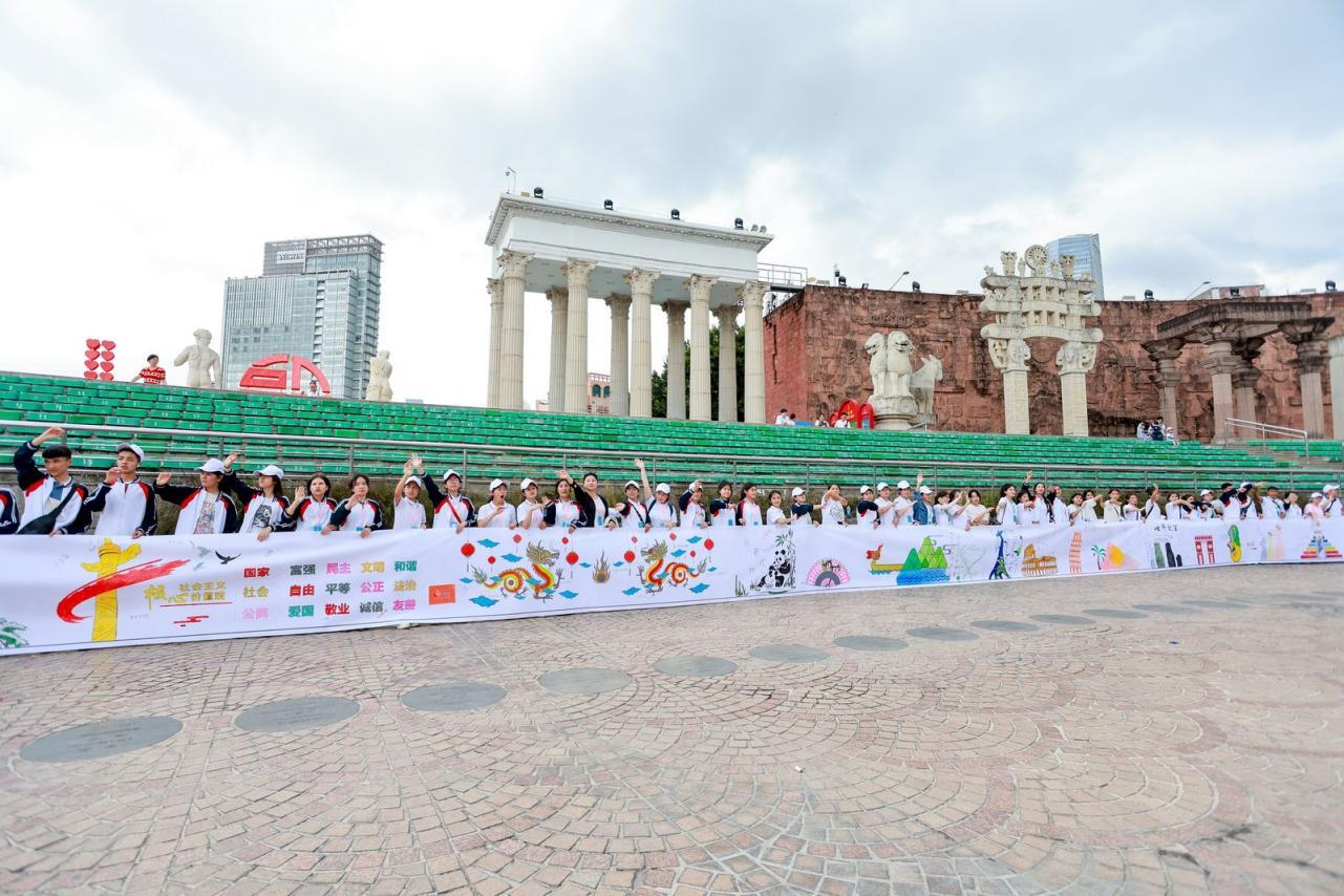 喀什220名高一师生赴深圳开展“石榴籽”青少年交流活动