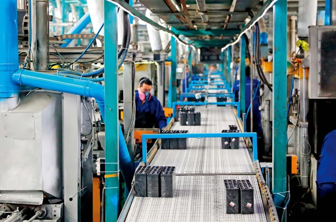 河北邢台市新河县一家电池企业内，工作人员在生产线上加工电池。新河县打造新型电池产业基地，引进废铅酸电池回收、处置项目，延伸电池“生产—回收—再生”的绿色循环产业链。图/新华