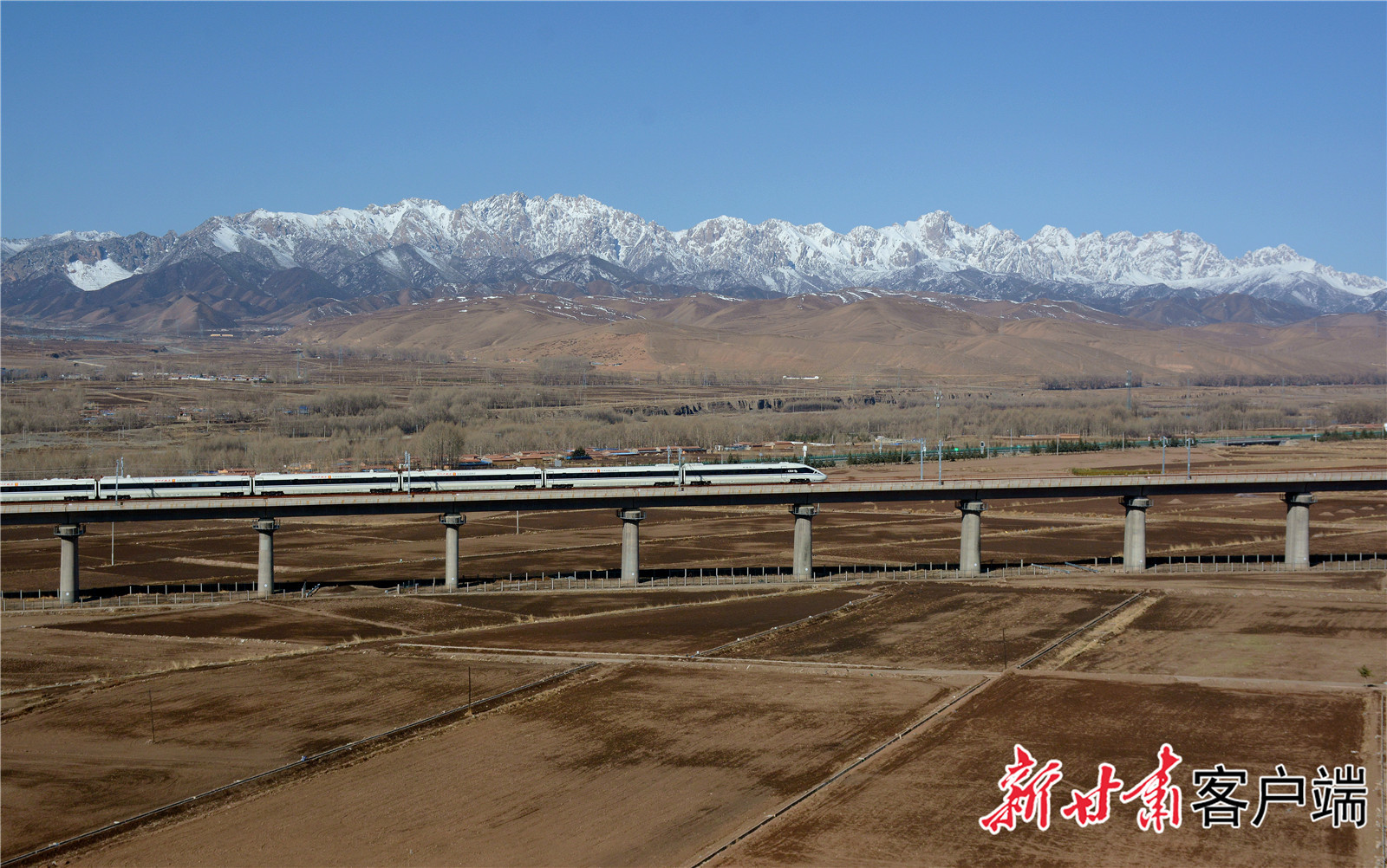 4月11日上午9时29分，试验动车组驶过兰张三四线铁路天祝县打柴沟镇下河东村段高架桥。新甘肃&middot;甘肃日报记者　金奉乾　摄