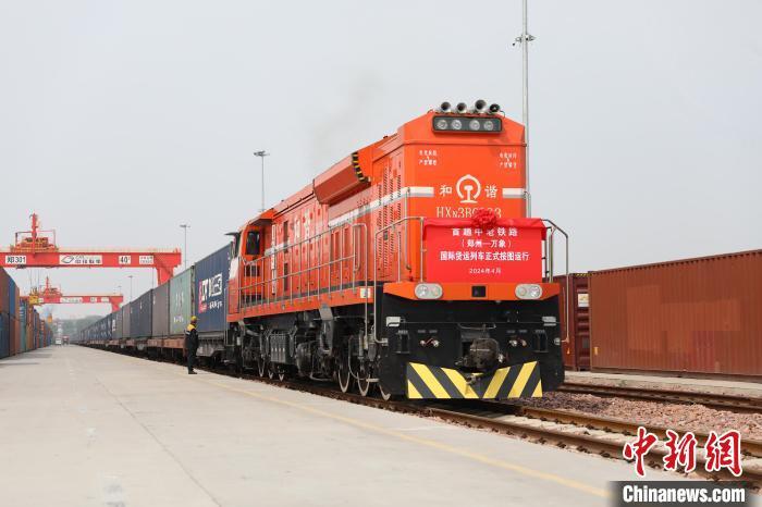 80031次列车整装待发。许伟 摄