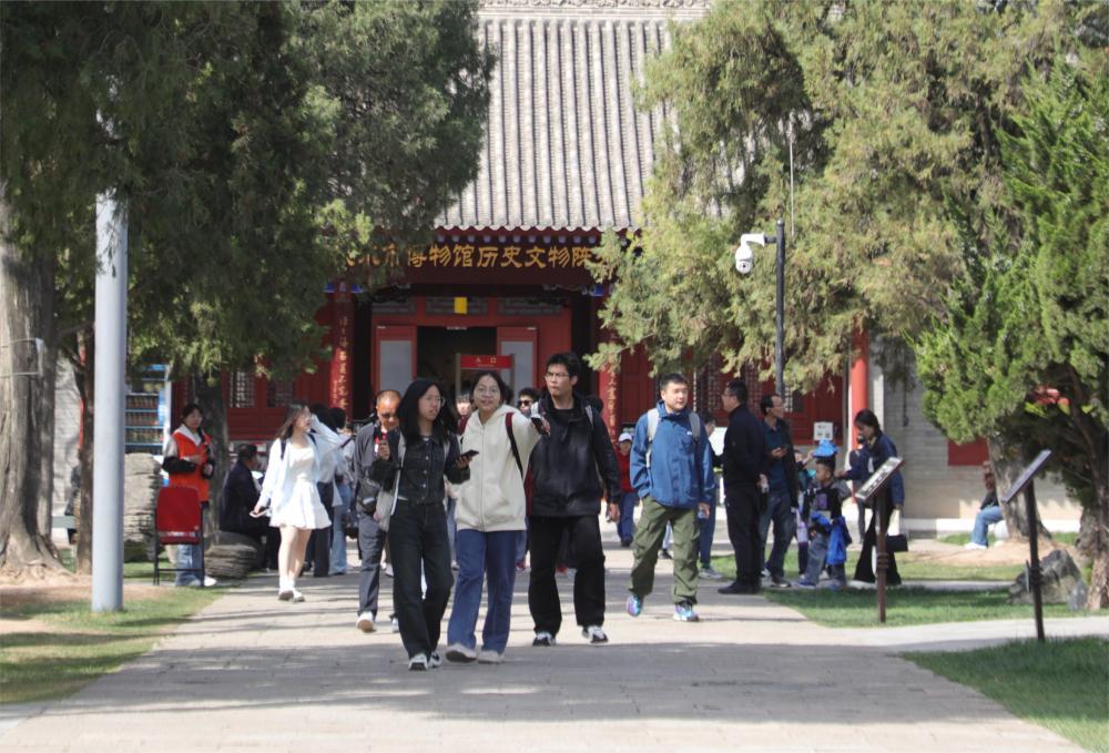4月4日，游客在天水市博物馆的景区内游玩。新华社记者　张智敏　摄