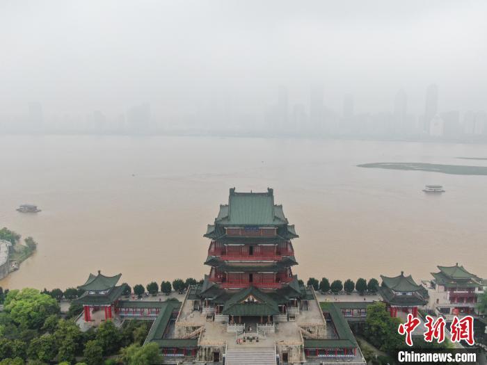 持续强降雨致江西第一大河流赣江水位上涨
