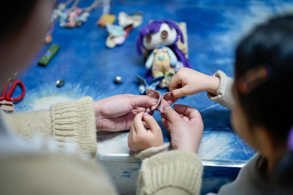 ↑4月6日,李萨在工作室内教授小学员蜡染工艺品制作技艺。