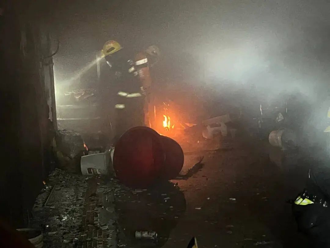 又是电动车！樟树一汽修店深夜起火 周边住户听到爆炸声