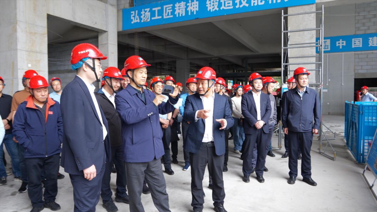 质量安全环保监管部处长张志斌,高级业务经理高士莉一行到中建八局